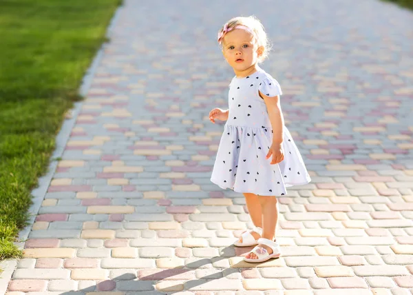 Kleines Mädchen Spielt Park — Stockfoto