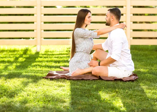 Casal Apaixonado Piquenique Perto Sua Casa Estilo Americano — Fotografia de Stock