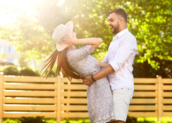 Paar Verliefd Zonsondergang Omhelzing Amerikaanse Stijl — Stockfoto