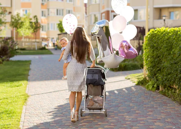 Mamma Con Figlia Innamorata Cammina Nel Compleanno — Foto Stock