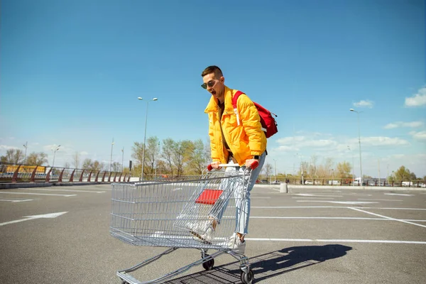 Módní Chlap Sluneční Brýle Žlutá Bunda Skok Košíku Potravin Supermarketu — Stock fotografie