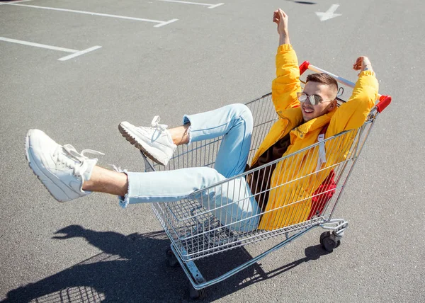 Fashion Guy Sunglasses Yellow Jacket Sits Cart Food Supermarket Parking — Stock Photo, Image