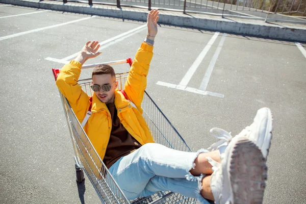 Módní Chlap Sluneční Brýle Žlutá Bunda Sedí Vozíku Potravin Supermarketu — Stock fotografie