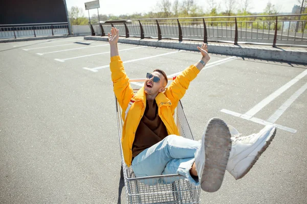 Ragazzo Della Moda Occhiali Sole Una Giacca Gialla Siede Carrello — Foto Stock