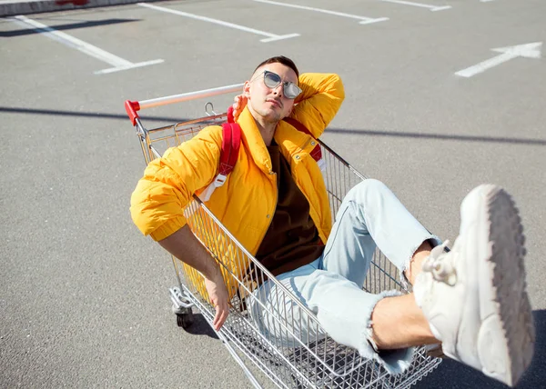 Хлопець Моди Сонцезахисних Окулярах Жовта Куртка Сидить Візку Їжі Парковці — стокове фото