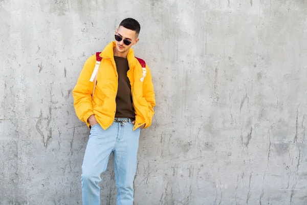 sarı giysili beton duvara yakın duran moda adam