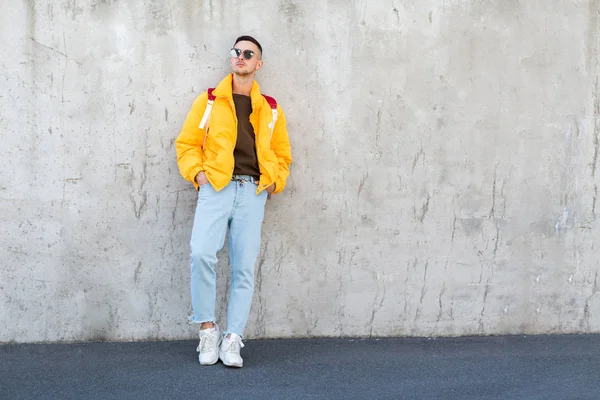 sarı giysili beton duvara yakın duran moda adam