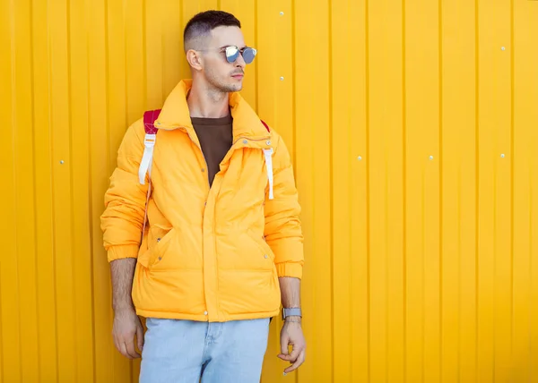 Ragazzo Moda Piedi Vicino Muro Giallo Abiti Gialli — Foto Stock