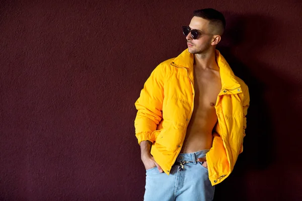 Sarı Giysili Bir Viyola Duvarının Yakınında Duran Moda Adam — Stok fotoğraf