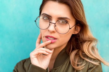 Turkuaz ahşap duvara yakın poz kız moda.