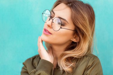 Turkuaz ahşap duvara yakın poz kız moda