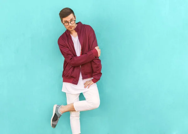 Модний Хіпстер Хлопець Окулярах Позує Біля Стіни Колір Кислій Хвилі — стокове фото