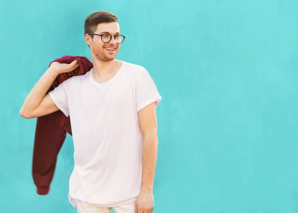 Gözlüklü Moda Hipster Adam Duvara Yakın Ekşi Dalga Rengini Pozlar — Stok fotoğraf