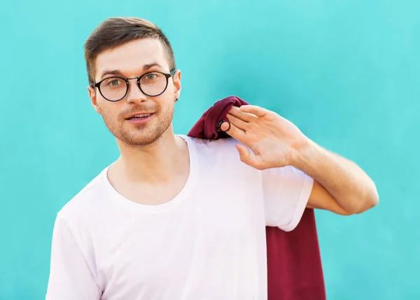 Mode Hipster Guy Dans Lunettes Pose Près Mur Couleur Vague — Photo