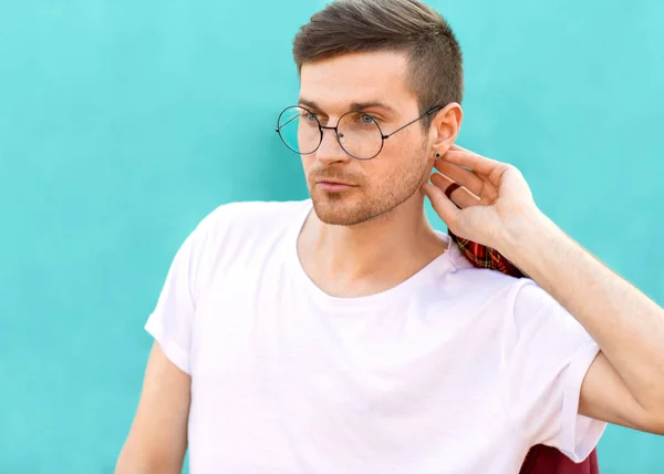 Moda Hipster Ragazzo Occhiali Posa Vicino Muro Colore Dell Onda — Foto Stock