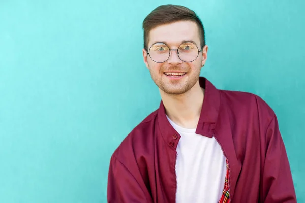 Mode Hipster Mit Brille Posiert Nahe Der Wand Der Farbe — Stockfoto