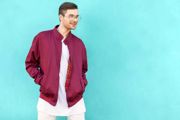 Mode Hipster Mit Brille Posiert Nahe Der Wand Der Farbe — Stockfoto