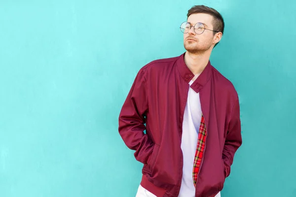 Mode Hipster Guy Glazen Vormt Buurt Van Muur Kleur Van — Stockfoto