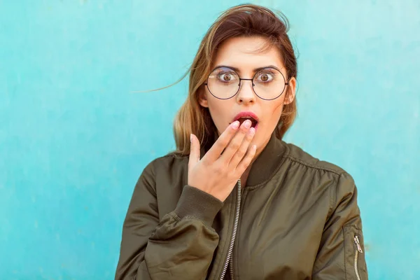 Fashion Girl Glasses Stands Posing Turquoise Wall — Stock Photo, Image