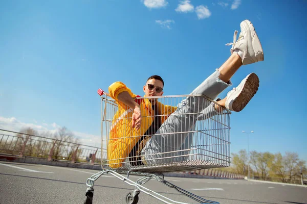 Modemann Mit Sonnenbrille Und Gelber Jacke Springt Einem Einkaufswagen Vom — Stockfoto