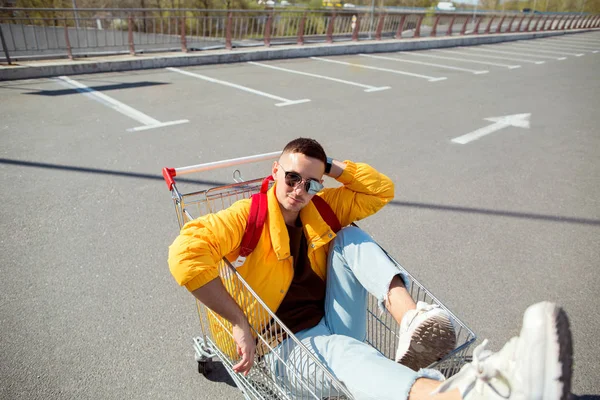 Mode Kerel Zonnebril Een Gele Jas Springen Een Kar Van — Stockfoto