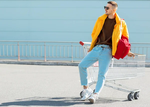 Hombre Moda Gafas Sol Una Chaqueta Amarilla Saltar Carro Comida —  Fotos de Stock