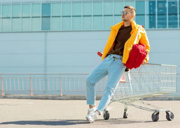 Fashion Guy Sunglasses Yellow Jacket Jump Cart Food Supermarket Parking — Stock Photo, Image