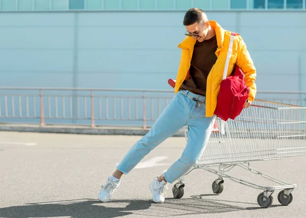 Hombre Moda Gafas Sol Una Chaqueta Amarilla Saltar Carro Comida — Foto de Stock