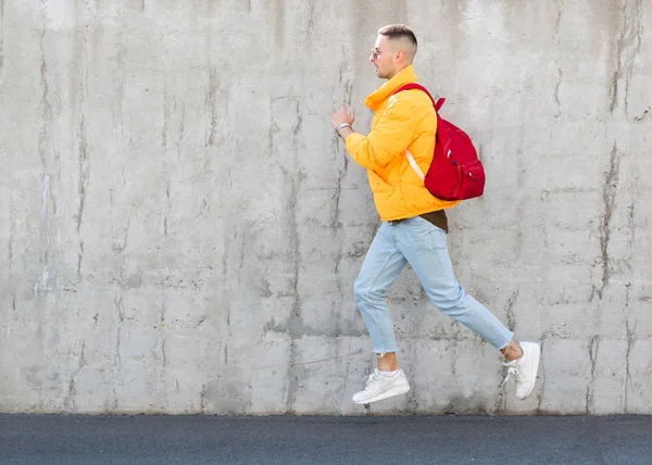 Modemann Steht Gelber Kleidung Einer Betonwand — Stockfoto