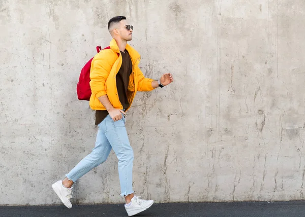 Mode Kerel Permanent Buurt Van Een Betonnen Wand Gele Kleding — Stockfoto