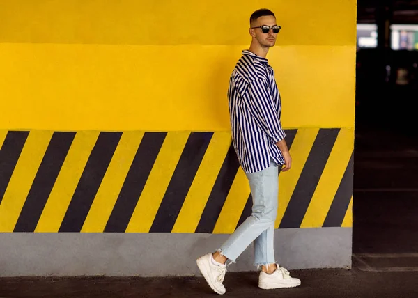 Mode Jongen Een Gestreepte Shirt Permanent Buurt Van Een Muur — Stockfoto