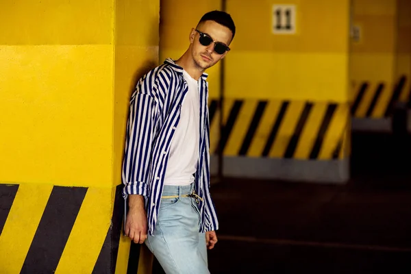 Ragazzo Moda Camicia Righe Piedi Vicino Muro Parcheggio Giallo — Foto Stock