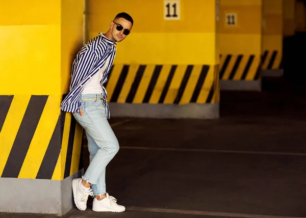 Homme Mode Dans Une Chemise Rayée Est Debout Près Mur — Photo