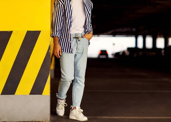 Mode Jongen Een Gestreepte Shirt Permanent Buurt Van Een Muur — Stockfoto