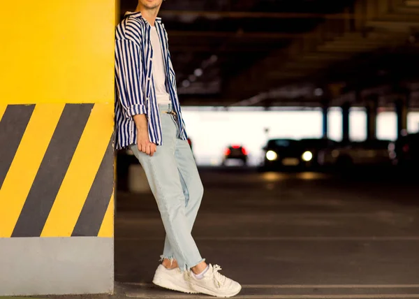 Hombre Moda Una Camisa Rayas Está Pie Cerca Una Pared — Foto de Stock