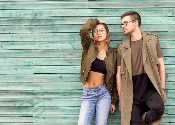 Modepaar Posiert Grüner Holzwand — Stockfoto