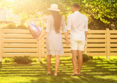 aşk günbatımı park mutlu, Amerikan rüyada yürüme çift. Aile değerleri kavramı.