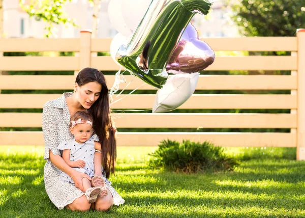 Mãe Com Filha Amor Caminha Aniversário — Fotografia de Stock