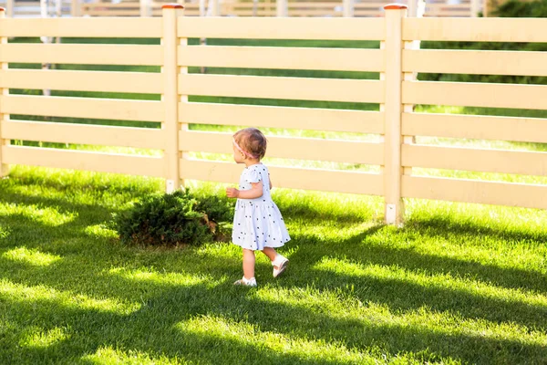Little Girl Walking Park — Stock Photo, Image
