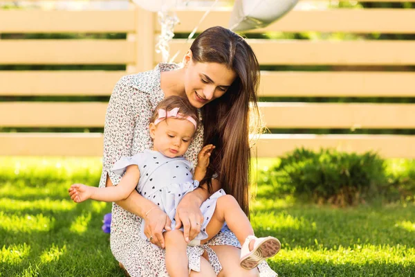 Mãe Com Filha Amor Caminha Aniversário — Fotografia de Stock