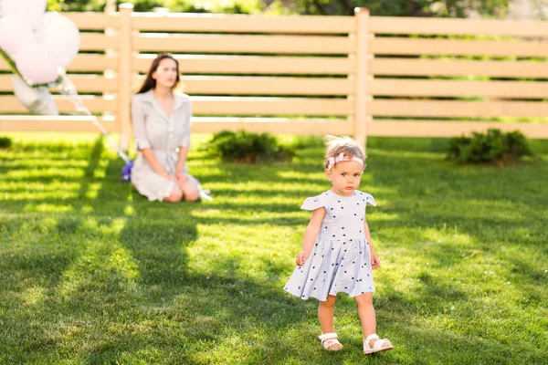 Mamma Con Figlia Innamorata Cammina Nel Compleanno — Foto Stock