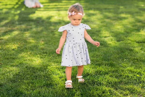 Kleines Mädchen Geht Park Spazieren — Stockfoto
