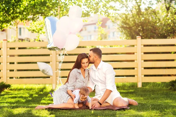 Pareja Enamorada Picnic Cerca Casa Estilo Americano —  Fotos de Stock