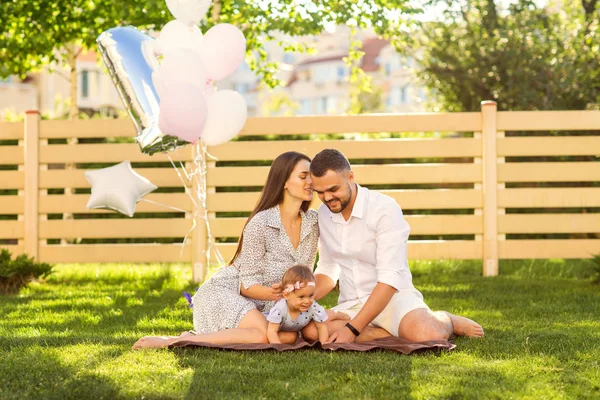 Paar Verliefd Een Picknick Buurt Van Hun Huis Amerikaanse Stijl — Stockfoto