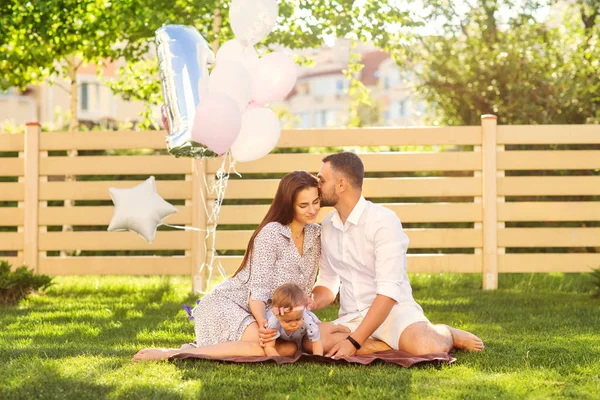 Verliebtes Paar Mit Kleiner Tochter Bei Einem Picknick Der Nähe — Stockfoto