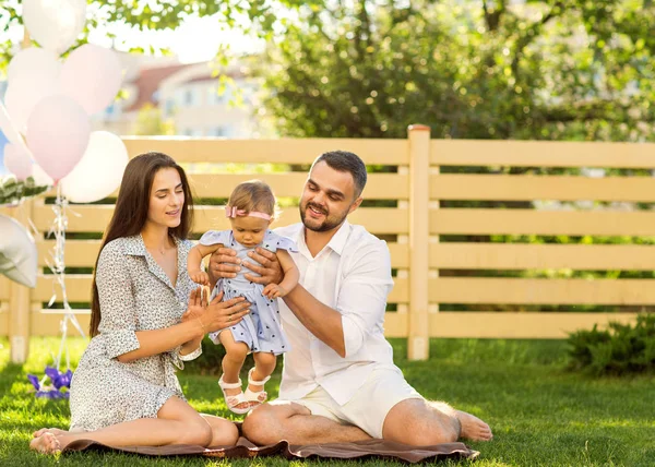 Pareja Enamorada Picnic Cerca Casa Estilo Americano —  Fotos de Stock