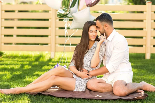 Pareja Enamorada Picnic Cerca Casa Estilo Americano —  Fotos de Stock