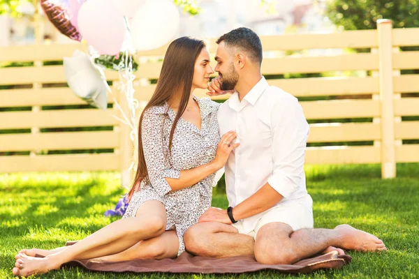 Pareja Enamorada Picnic Cerca Casa Estilo Americano — Foto de Stock