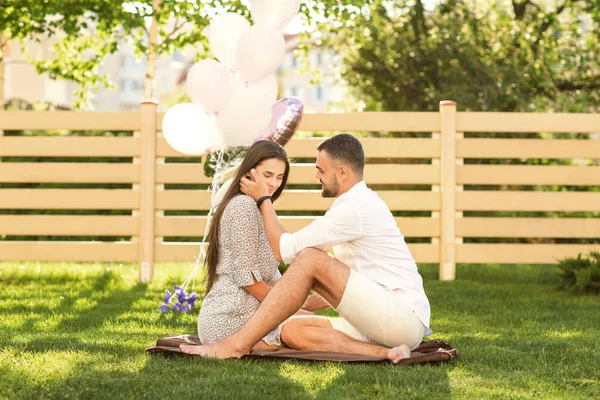 Pareja Enamorada Picnic Cerca Casa Estilo Americano —  Fotos de Stock