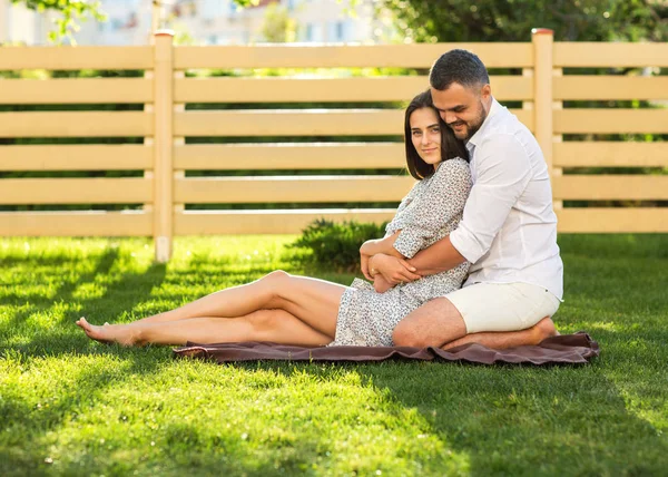 Pareja Enamorada Picnic Cerca Casa Estilo Americano —  Fotos de Stock